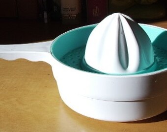 Vintage Aqua and White Plastic Florida Citrus Juicer by Quikut Orange Juicer Squeezer Teal Retro Kitchen