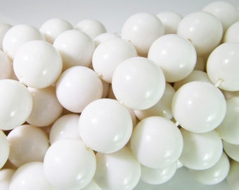 30 Vintage10mm White Acrylic Beads Bd1107