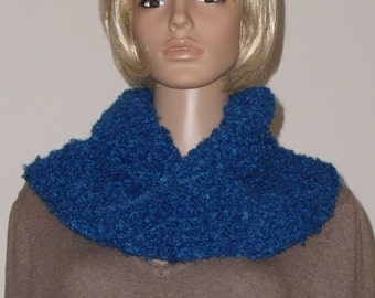 Blue crochet Möbiusschal Boucle yarn