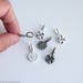 Flower - Glue-on bails - Antiqued brass finish or Silver plated finish - 6 x 4 mm loop opening - Set of 3