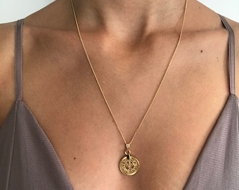 Delicate disk 14k gold necklace, dainty gold coin pendant, gold medallion necklace , minimalist gold coin necklace, small disk necklace