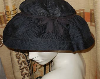 Jahrgang 1940er Jahre Hut Navy Blau Semi Sheer verzog Nylon runden Hut Schleife Detail Saks Fifth Avenue sehen muss! Rockabilly Glamour 22,5 In
