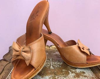 1950s shoes vintage mules 1950s slides pin up shoes size 8 tan shoes with bows wooden shoes rockabilly shoes