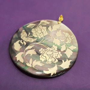 Mother-of-pearl pendant with gold engravings