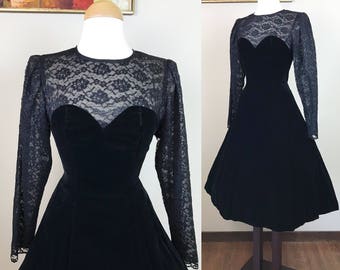 Vintage 1980s Dress / 80s Velvet dress / Illusion sweetheart neckline / Black lace