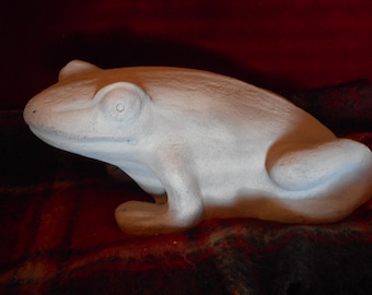 FROG Sculpture chamotte white metal