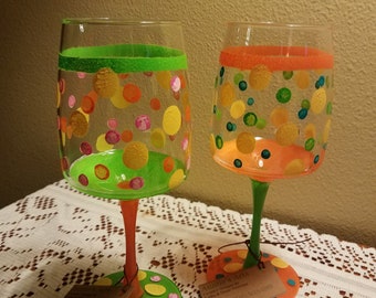 Retro Dots in Orange and Green, Wine Glasses