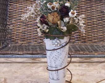 Dried flower bouquet, rusty spring, primitive decor, country decor, farmhouse decor, kitchen decor