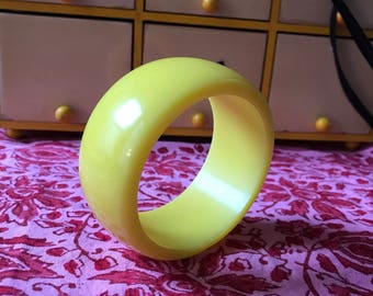 Vintage Mid Century Lemmon Yellow Lucite Bangle Bracelet