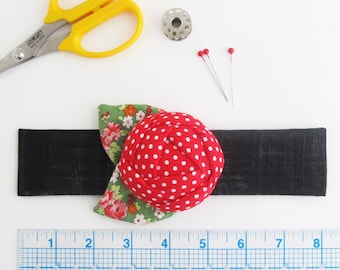 Flower Wrist Pin Cushion Cuff | Wrist bracelet pincushion is a pretty and useful sewing tool for yourself or a nice gift for those who sew.