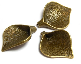 2 Large Leaf Beads, Bronze Leaf Beads, Leaf Pod Beads, Leaf Beads, Leaf Charms, Big Leaf Beads, Curved Leaf Beads, Leaf Pendants, A-041