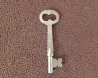 ANTIQUE SKELETON KEY