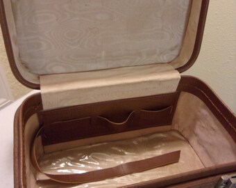 vintage train case,carry on case,hard shell,cosmetic case,toiletries case,brown vinyl,satin interior,organization,storage,luggage,travel
