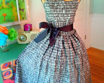 Lovely Pin up dress /50's Sleeveless /Hepburn /Garden Party / Tea Party /Bridal Shower / Fit & Flare / Full Sweep Skirt / Wedding / Med-Lg