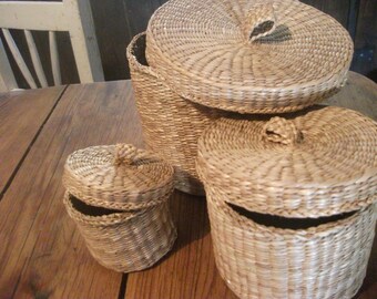 Vintage set von 3 gewebt Verschachtelung Stroh Körbe mit Deckel / Geschenk-Boxen / Schmuckstücke / Bad/Küche-Speicher