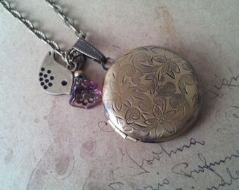 Round Locket necklace with Sparrow ~ bronze ~.