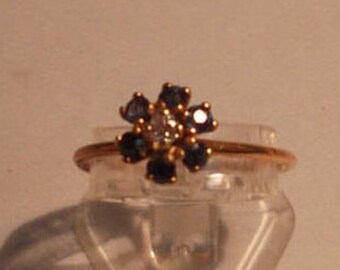 18kt yellow gold ring with sapphire rosette and central shining