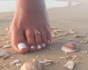 Chevron Toe Ring-Dainty Toe Ring-Tiny Toe Ring-Delicate Toe Ring-Thin Toe Ring-Adjustable Toe Ring-Foot Jewelry-Beach Jewelry-Boho Toe Ring