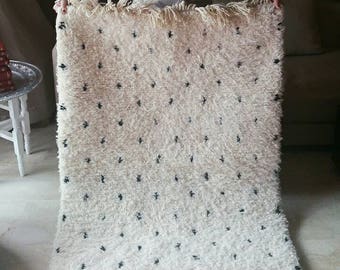 Authentic beni ourain rug, dots rug, 30% off BLACK dots carpet, natural wool rug, Moroccan carpet, bedside rug, nursery rug ( 146 x 95 cm )
