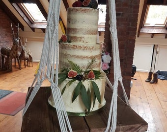 Cake hanger