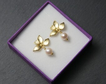 Orchid Stud Earrings, with Swarovski Pearls. Gold Orchid Earrings. Gold flower Studs. Pearl Drop Earrings.