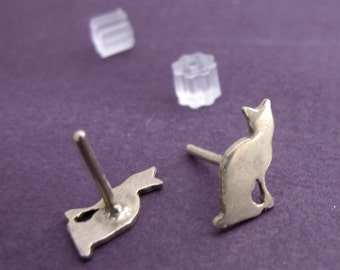 Sitting Kitty Stud Earrings in Silver