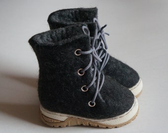 Wool felt back and grey winter baby booties with rubber soles / Natural wool baby shoes / Children boots