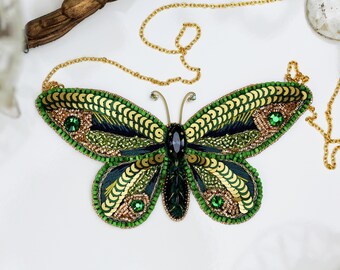 Necklace set Butterfly embroidered in silk thread, sequins and beads green-mounted gold on a gold chain