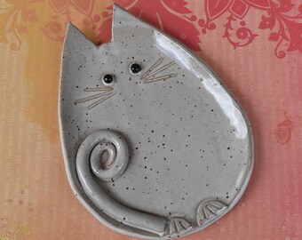 Ceramic cat spoon rest. Ceramic cat jewelry holder.Cat plate. Cat ring holder. Ceramic cat dish. White cat dish. Handmade small cat plate