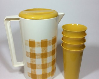 Vintage Gold White Checked Gingham Plastic Juice Water Pitcher 4 Matching Tumblers