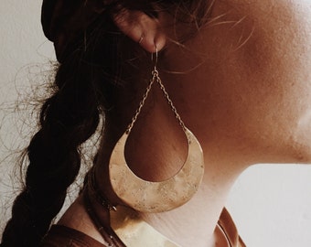 L U N A >> brass earrings / moon jewelry / crescent earrings / moon earrings / brass jewelry / bohemian jewelry / 70s jewelry / antique
