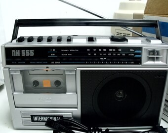 NEW VINTAGE 80s RETRO Silver Portable Radio cassette recorder