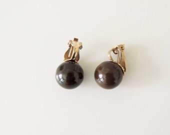 Vintage bakelite earrings | brown bakelite ball earrings | clip on earrings | dark brown ball retro earrings | 1940s bakelite jewelry
