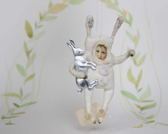 Nostalgische Osterdekoration Wattefigur Osterhase Ornament von FilASophie mit silbernem Hasen im Vintage Stil