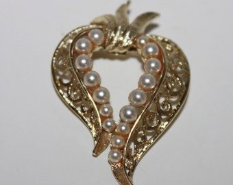 Vintage Gold tone Heart Shaped Brooch with imitation Pearls