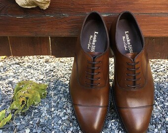 Fatto a mano Goodyear welted | Loake 1880. Collezione reprodction. Oxfords marrone scuro. Pelle di vitello. Suola in cuoio. Eredità britannica. Stile vintage.