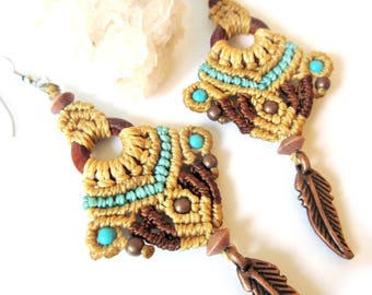 Beige marrone e blu turchese orecchini di Macrame con rame, legno e howlite turchese perline / creazione Handmade