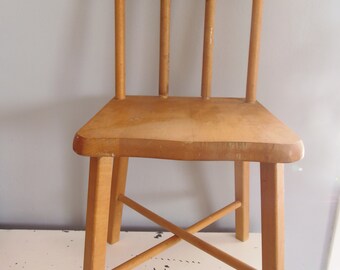 CHILD'S WOOD CHAIR