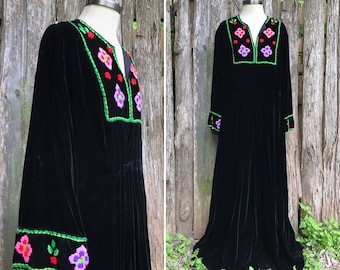 Vintage 70s black velvet embroidered caftan dress / bohemian tunic maxi dress / BELL sleeves / larger size