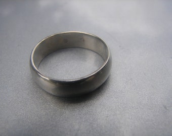 14kt white gold solid band ring sz 5.5 - 147
