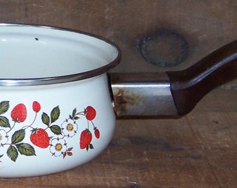 Vintage Sheffield Strawberries 'n Cream One Quart Enamelware Kitchen Cooking Saucepan