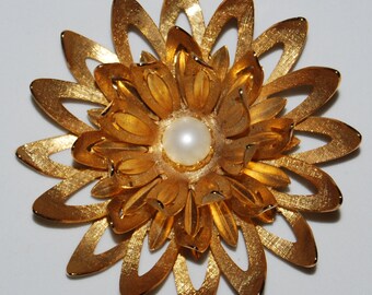 Vintage Goldtone Sunburst Brooch with Pearl