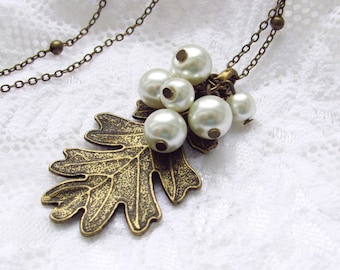 Pearl Necklace - Oak Leaf jewelry - pearl jewelry - woodland jewelry - Vintage Oak Leaf Necklace - Oak jewelry - Leaf pendant - gift for her