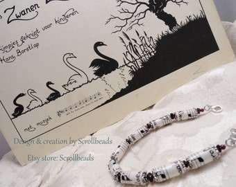 Sweet old famous Dutch nursery rhyme "Klein klein kleutertje" bracelet with little garnet gembeads.