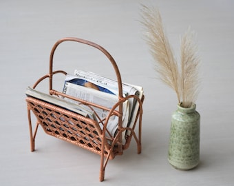 Rattan magazine rack, estante de ratán, wicker magazine holder, revistero, porte-revues, Zeitungsständer, magazine storage, book rack.