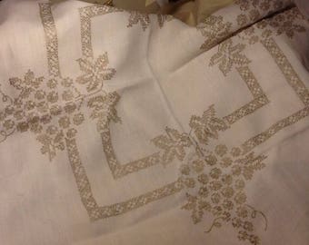 Vintage Square Embroidered Grapes linen set