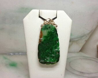 Deep green jade pendant in 14k gold
