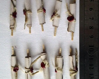Set of 10 small simple scrolls for your creations.