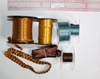 Lot de rouleaux de rubans satin double face Mix couleurs caramel, or et bleu paon et largeurs 3.75cm et 1 cm 860 grammes
