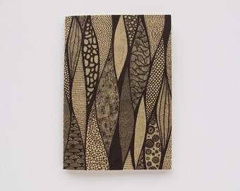 A6 sewn notebook with hand-drawn cover | Caderno A6 com desenho da capa feito à mão, lombada cosida